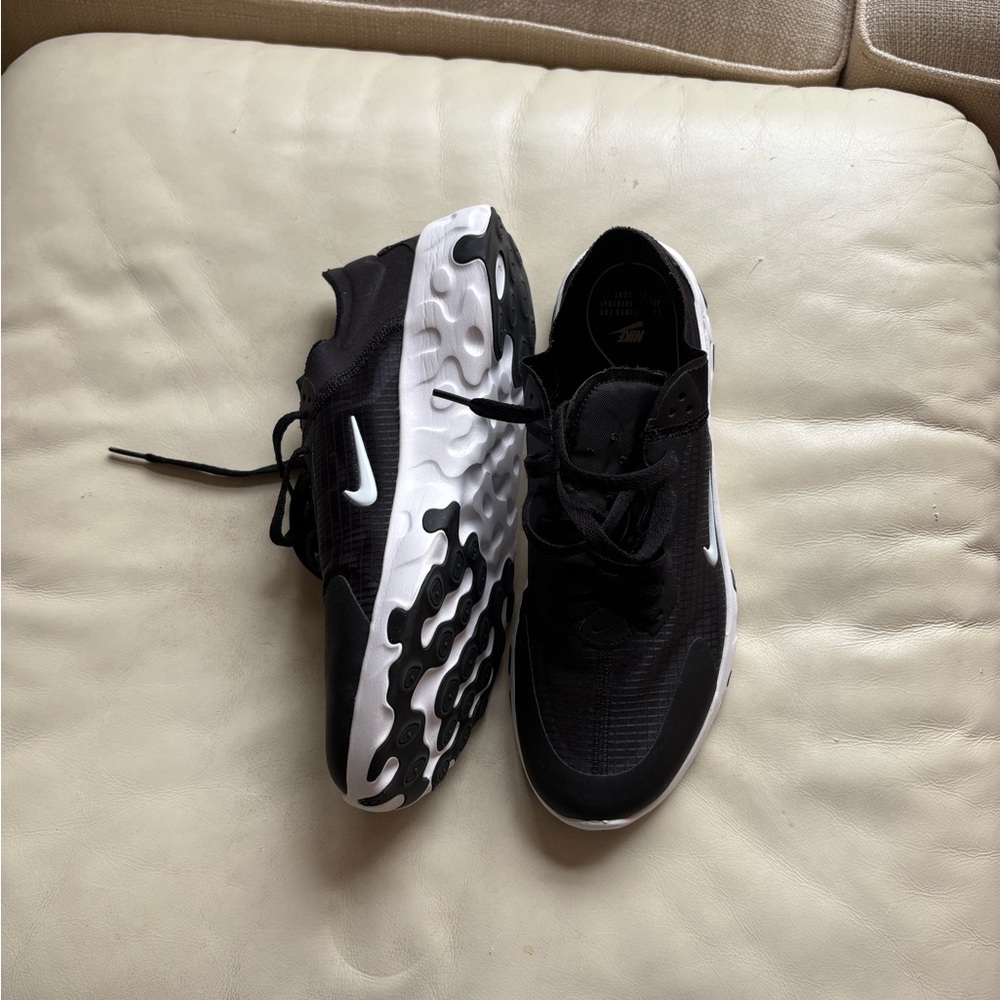 NEW Nike Renew Lucent (GS) Running Shoes Black/White